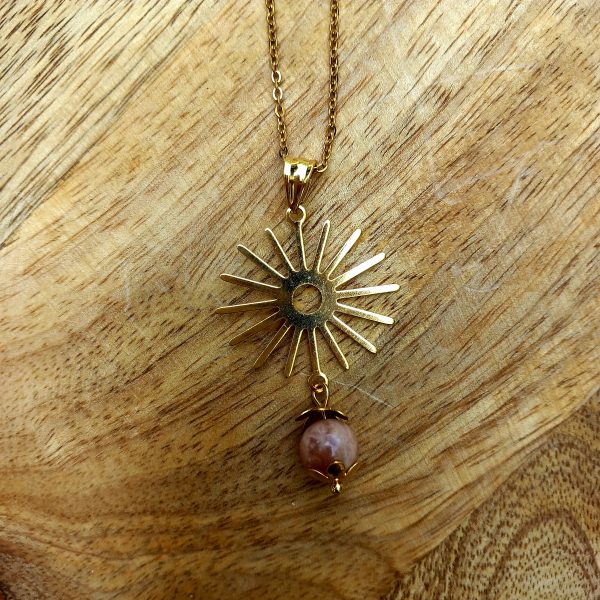 Collier doré avec pierre de soleil et pendentif soleil
