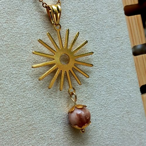 Collier doré avec pierre de soleil et pendentif soleil