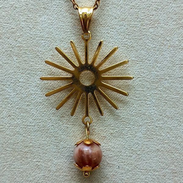 Collier doré avec pierre de soleil et pendentif soleil